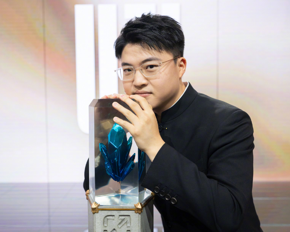 官方：Uzi每场比赛都会看(uzi打比赛时间)